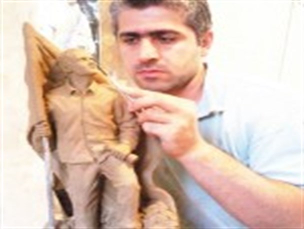 دروازه ورودی تاکستان منحصر به فرد ساخته می شود/وقتی مردم با مجسمه ها عکس میگیرن خسته هایم برطرف می شود