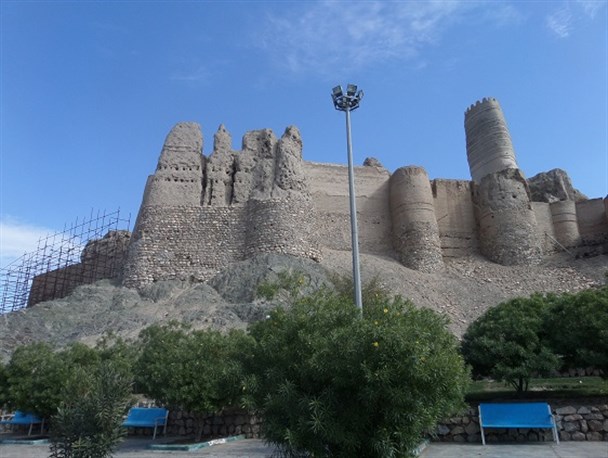 غبار فراموشی بر پیکر قلعه تاریخی منوجان نقش بست