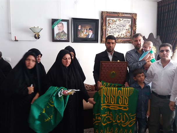 دیدار خادمین امام رضا(ع) با خانواده اولین شهید مدافع حرم اسلام آبادغرب + تصاویر