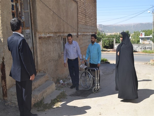 اولین اقدام شورای بانوان خیر سلامت/اهدای ویلچر به یک  بیمار  خانم نیازمند در یاسوج + تصاویر