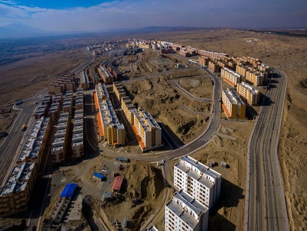 مهرنشینان بندرعباس از کمبود امکانات رنج می برند/ زندگی در ساختمان شش طبقه بدون آسانسور!