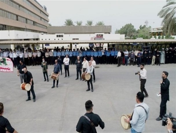 آوای سنج و دمام‌ و تجمع دلدادگان حسینی در بندر شهید رجایی طنین‌انداز شد/ اهتزاز پرچم مشکی بارگاه امام حسین(ع) در دسته ‌عزاداری