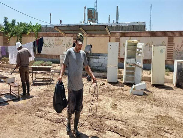 خدمت رسانی گروه های جهادی تخصصی بسیج در روستای سیل زده آهنگران