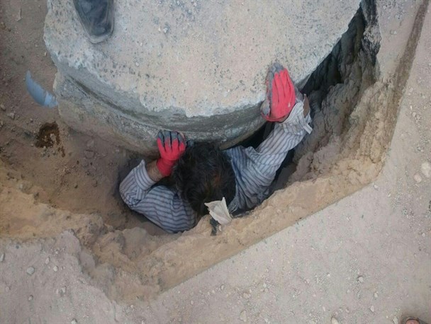 نجات کارگر گرفتار در گودال آب و فاضلاب