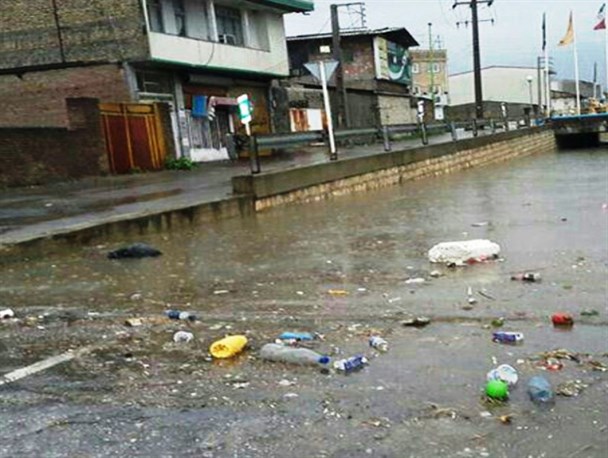 گیر افتادن پراید میان آب در زیرگذر گلوگاه +تصاویر