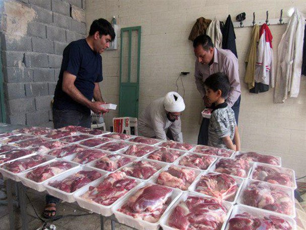 توزیع 270 کیلوگرم گوشت قربانی در بین نیازمندان تفتی+تصاویر