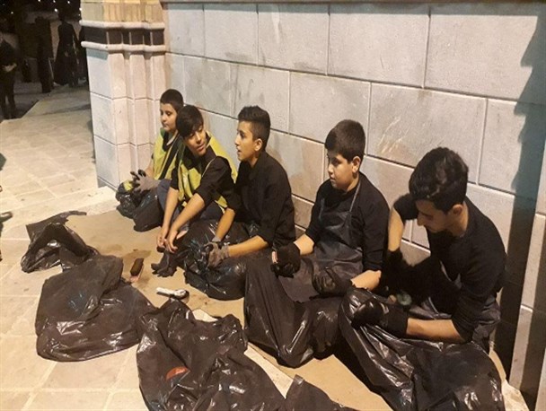 خادمان کوچک حسینیه اعظم زنجان در خدمت زائران
