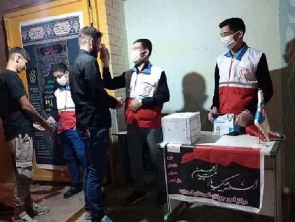 خدمت خادمان حسینی هلال احمر به عزاداران، در راستای طرح ملی نذر سلامت