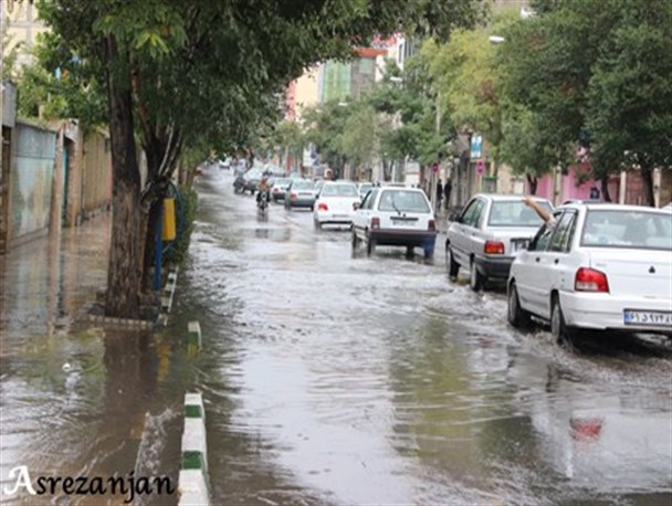 آبگرفتگی معابر زنجان در یک روز بارانی