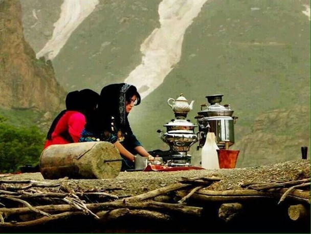 خانواده سنتی و مدرن کُردستانی، گرفتارسبک زندگی نامعلوم