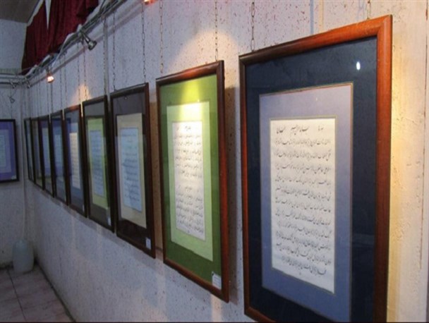 برگزاری نخستین نمایشگاه خوشنویسی کتابت جزء 30قرآن مجید در فسا+ عکس