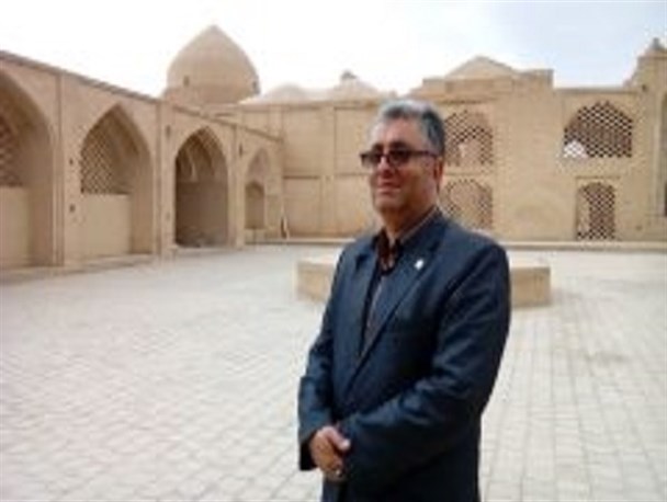 ایزوگام کردن بام مسجد جامع اردستان به دلیل کمبود بودجه برای مرمت سنتی است