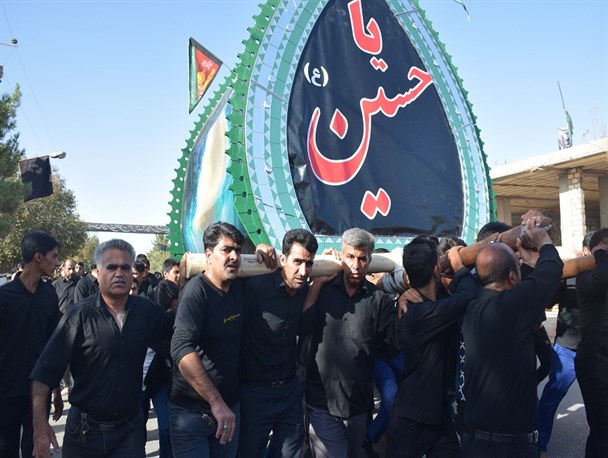 آیین سنتی نخل برداری 13 محرم در میبد+ تصویر
