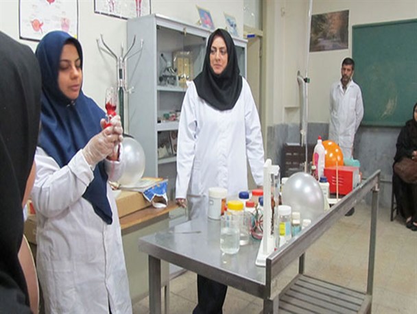 برگزاری کارگاه آزمایشگاهی شیمی برای دانش آموزان بخش کهریزک / عکس
