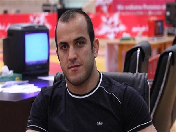 احسان لشگری برای بر تن کردن مجدد دوبنده تیم ملی بر روی تشک می‌رود