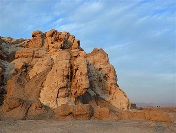 آغاز کاوش از محوطه تاریخی قلعه سنگ سیرجان/تصاویر