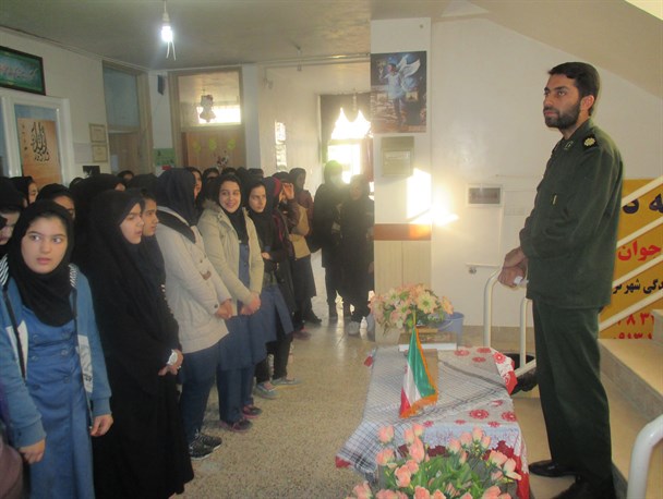 دشمن با تبلیغات خود به دنبال خارج کردن جوانان از صحنه های انقلاب است