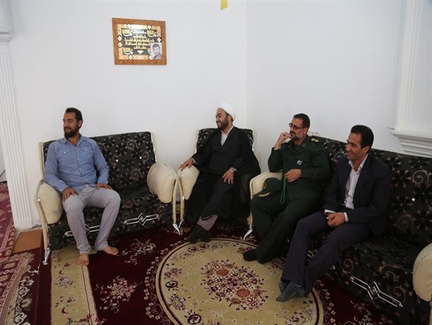 دیدار مسئولان دره شهر با خانواده شهدای و جانبازان /تصاویر