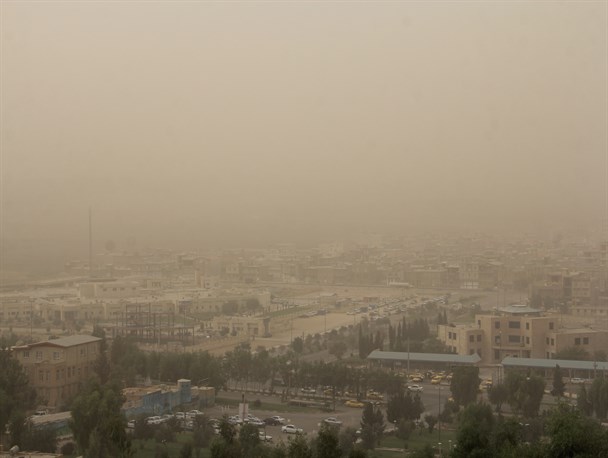 گرد و غبار شعاع دید افقی شهرستان را به 500 متر کاهش داد / تداوم غبار آلود بودن آسمان شهرستان تا پایان هفته