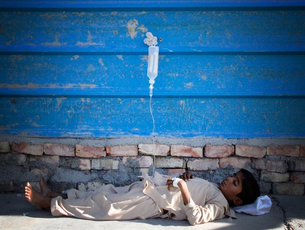 گزارش تصویری/ وضعیت اسفبار زائران پاکستانی در پشت مرز ایران