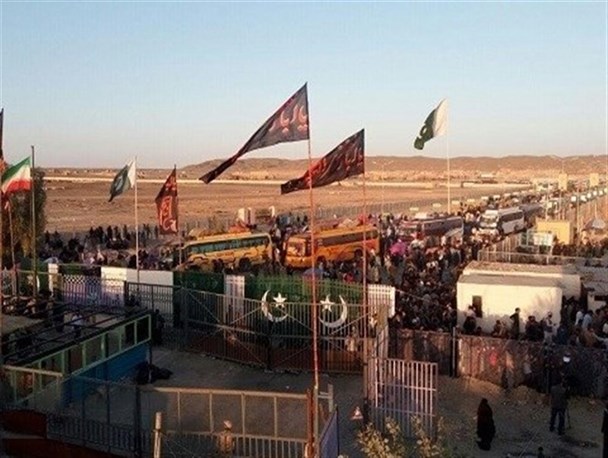 مرز میرجاوه برای تردد زائران پاکستانی بازگشایی شد /انجام امور گمرکی زوار با حضور ماموران گذرنامه در داخل اتوبوس‌ها+فیلم