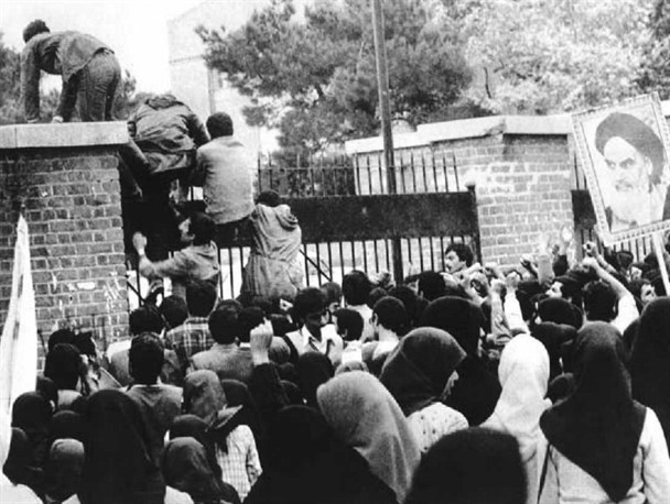 تسخیر لانه جاسوسی در ایران موجب تحقیر آمریکا در عرصه جهانی شد/ مذاکره با آمریکا مشکلی را از ما حل نمی‌کند
