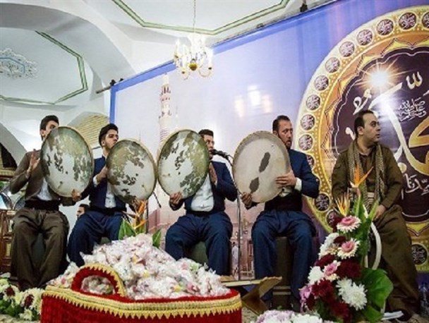 طنین اندازشدن نوای مولودی خوانی در ۴۰ مسجد سنندج/توزیع نان صلواتی توسط ۴۰ نانوایی
