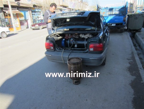 سوخت گیری خودروها با سیلندرهای گاز مایع+عکس
