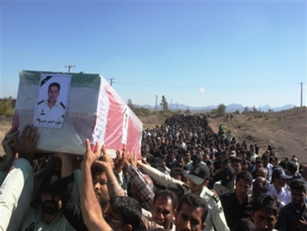 پیکر پاک شهید اصغر حیدری از پرسنل نیروی انتظامی در زادگاهش به خاک سپرده شد