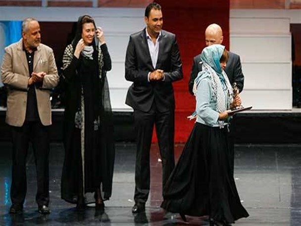 ابتذال در پوشش؛ پشت پا زدن به آرمان های شهدا و دهن کجی به انقلاب و خوش خدمتی به دشمن است