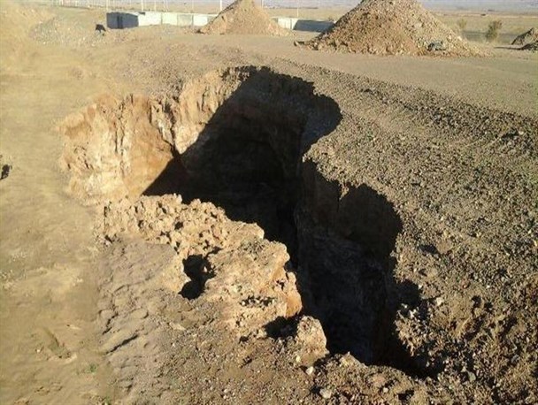 ایجاد شکاف های ۲ متری در محور مواصلاتی خواف بر اثر بارندگی