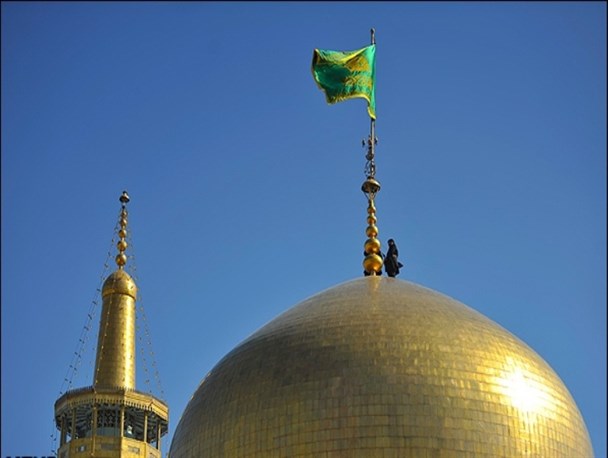 پرچم گنبد منور رضوی به حرم مطهر امام حسین(ع) و پرچم گنبد آستان مقدس حسینی به حرم امام رضا(ع) اهدا شد