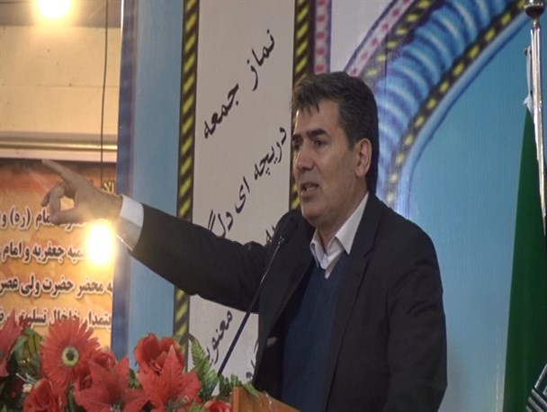 شهرداری محل خدمت به مردم است و سیاست بازی در آن جایی ندارد