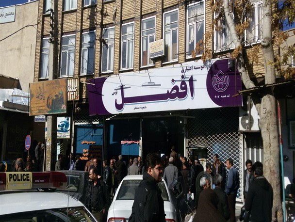 تجمع اعتراضی سپرده گذاران افضل توس در شهرستان سنقر + فیلم و عکس