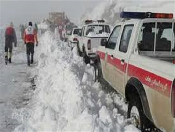 نجات 15 فرد گرفتار در برف توسط هلال احمر سردشت