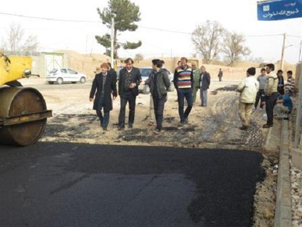 آسفالت ریزی معابر روستای امیر آباد در دستور کار شهرداری+ تصاویر