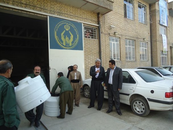 300 مخرن ذخیره آب بین مددجویان چهارده روستای محروم شهرستان جوانرود توزیع شد+تصاویر
