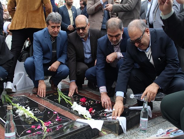 غبارروبی و عطرافشانی گلزار شهدای ۱۲ دی سال ۵۷ گالیکش+ تصویر