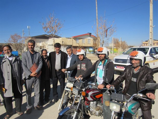 اهدای کلاه ایمنی در روستاهای شهرستان کبودراهنگ