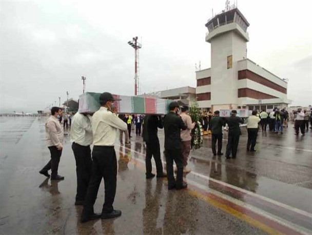 مردم بندرعباس پیکر مطهر سه شهید گمنام را در آغوش گرفتند