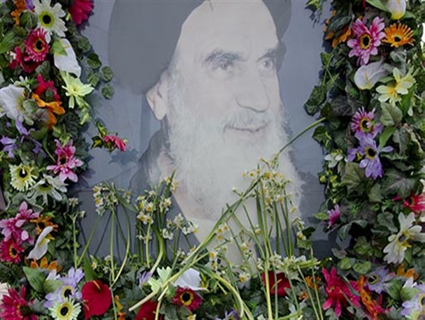 تمثال مبارک حضرت امام خمینی (ره) در خلیل آباد گلباران شد