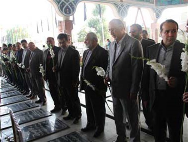 مزار شهدای رشت در آغازین روز دهه مبارک فجر گلباران شد