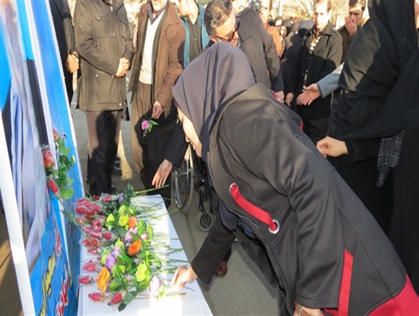 تمثال امام (ره) در شهرستان سقز گلباران شد+عکس