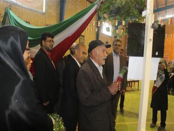 زنگ انقلاب در مدارس حاجی آباد نواخته شد