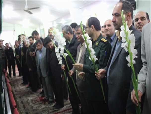 ادای احترام و گلباران مزار شهدا در شفت + تصاویر
