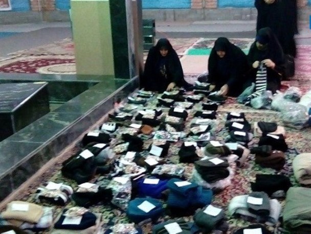 آماده‌سازی محموله لباس و خوراکی مورد نیاز مدافعان حرم/ 15 نوع لباس شامل 380 عدد البسه گرم و خوراکی /تصاویر