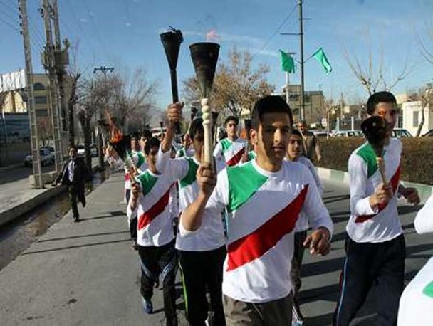 حمل 37 مشعل روشن به نشانه سی و هفتمین سالگرد پیروزی انقلاب اسلامی