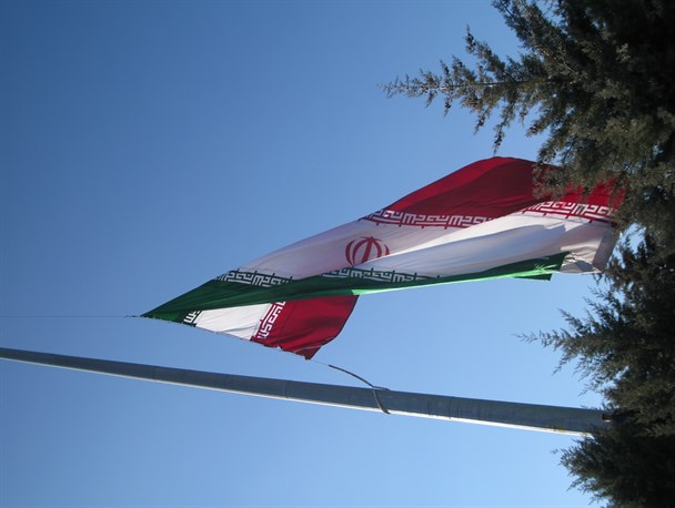 برافراشته شدن پرچم ایران در غرب کشور /غبار روبی مزار شهدا در دانشگاه آزاد اسلامی کرمانشاه