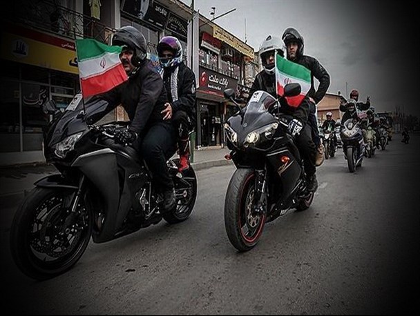 رزه موتور سواران همدانی همزمان با ورود تاریخی بنیانگذار جمهوری اسلامی ایران  در سطح شهر