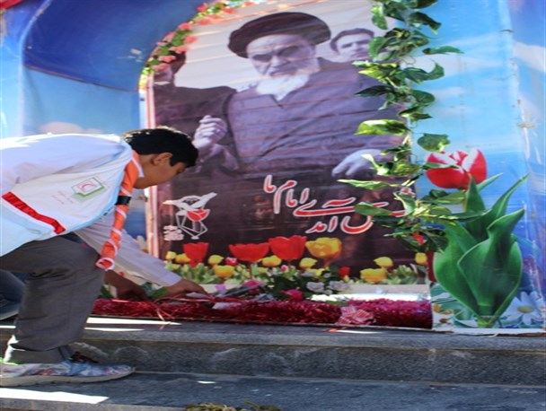 برپایی سه روز جشن به یمن ورود امام راحل(ره)/ سرنگونی مجسمه شاه توسط مردم